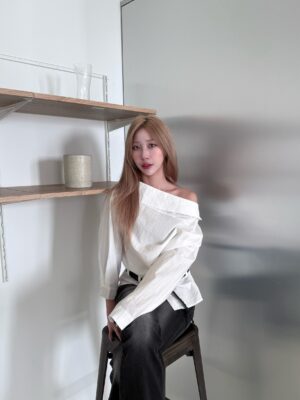 CO1 25641 斜肩襯衫上衣（附皮帶）