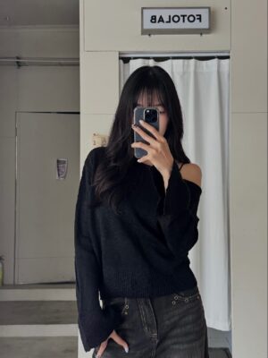 CN2 2520斜肩素色寬袖口上衣