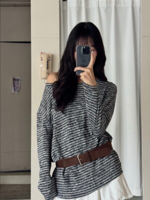 CN2 9378條紋撞色斜肩上衣（附麂皮皮帶）