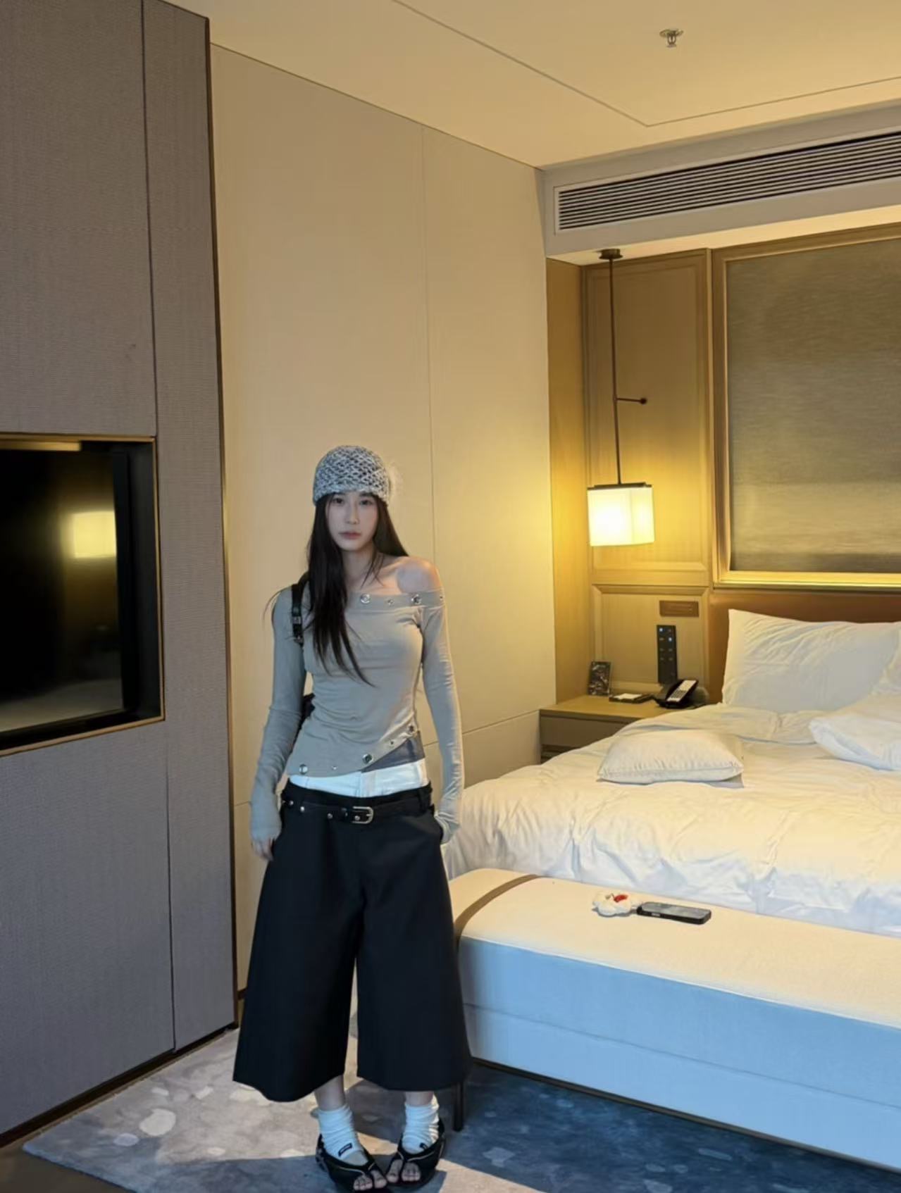 CM04 LY91 金屬環鏤空斜肩不規則長袖T恤:圖片 8